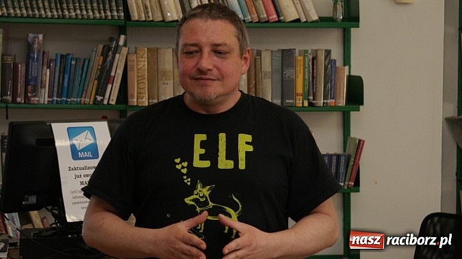 Zdjęcie w galerii na portalu naszraciborz.pl: Kim jest Elf? Spotkanie z Marcinem Pałaszem w bibliotece wiadomości z regionu