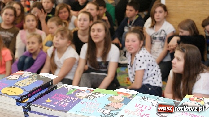 Zdjęcie w galerii na portalu naszraciborz.pl: Kim jest Elf? Spotkanie z Marcinem Pałaszem w bibliotece wiadomości z regionu