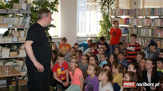 Zdjęcie w galerii na portalu naszraciborz.pl: Kim jest Elf? Spotkanie z Marcinem Pałaszem w bibliotece wiadomości z regionu