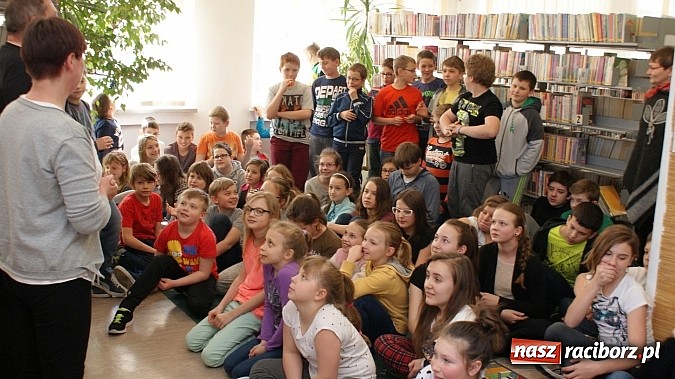 Zdjęcie w galerii na portalu naszraciborz.pl: Kim jest Elf? Spotkanie z Marcinem Pałaszem w bibliotece wiadomości z regionu