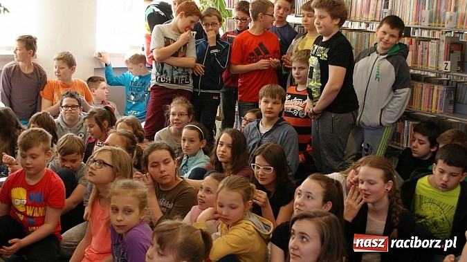 Zdjęcie w galerii na portalu naszraciborz.pl: Kim jest Elf? Spotkanie z Marcinem Pałaszem w bibliotece wiadomości z regionu
