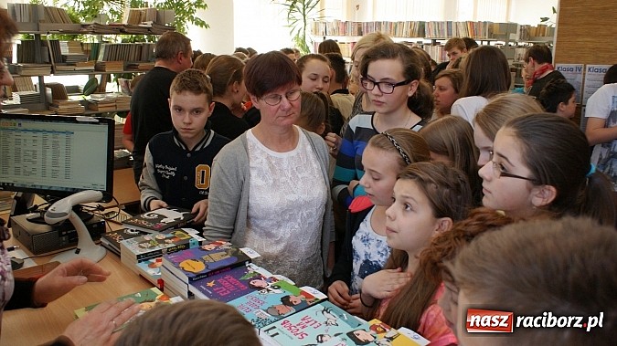 Zdjęcie w galerii na portalu naszraciborz.pl: Kim jest Elf? Spotkanie z Marcinem Pałaszem w bibliotece wiadomości z regionu