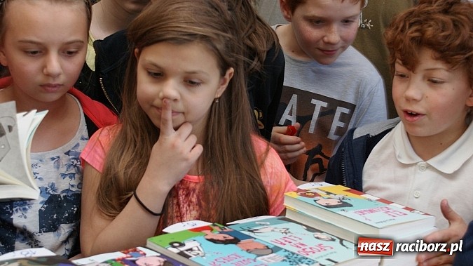 Zdjęcie w galerii na portalu naszraciborz.pl: Kim jest Elf? Spotkanie z Marcinem Pałaszem w bibliotece wiadomości z regionu
