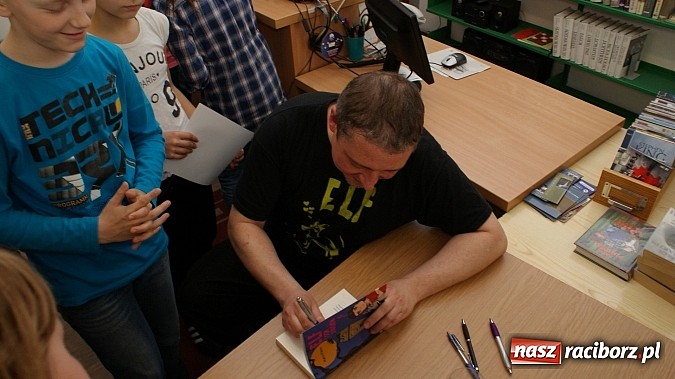 Zdjęcie w galerii na portalu naszraciborz.pl: Kim jest Elf? Spotkanie z Marcinem Pałaszem w bibliotece wiadomości z regionu