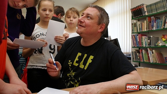Zdjęcie w galerii na portalu naszraciborz.pl: Kim jest Elf? Spotkanie z Marcinem Pałaszem w bibliotece wiadomości z regionu