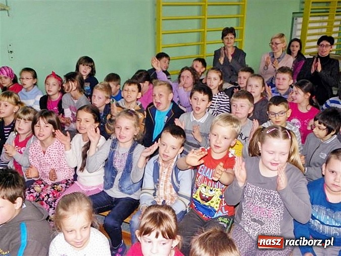 Zdjęcie w galerii na portalu naszraciborz.pl: O wesołym Maćku, co słodycze wcina – czyli wiersze znane i nieznane w szkole w Rudach  wiadomości z regionu