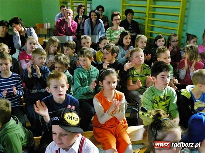 Zdjęcie w galerii na portalu naszraciborz.pl: O wesołym Maćku, co słodycze wcina – czyli wiersze znane i nieznane w szkole w Rudach  wiadomości z regionu