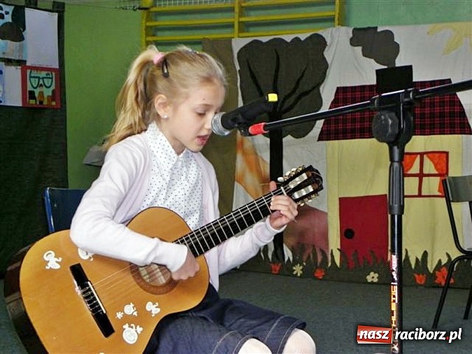 Zdjęcie w galerii na portalu naszraciborz.pl: O wesołym Maćku, co słodycze wcina – czyli wiersze znane i nieznane w szkole w Rudach  wiadomości z regionu