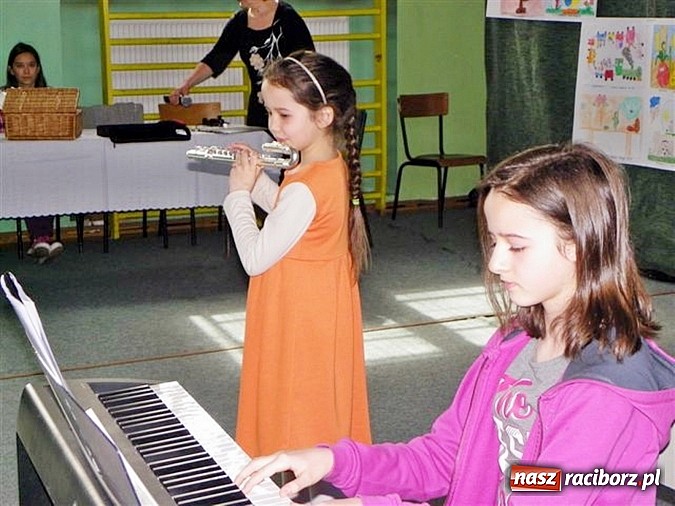 Zdjęcie w galerii na portalu naszraciborz.pl: O wesołym Maćku, co słodycze wcina – czyli wiersze znane i nieznane w szkole w Rudach  wiadomości z regionu