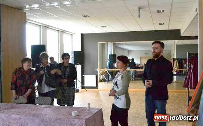 Zdjęcie w galerii na portalu naszraciborz.pl: Wernisaż w nowej sali MOKSiR w Kuźni Raciborskiej wiadomości z regionu