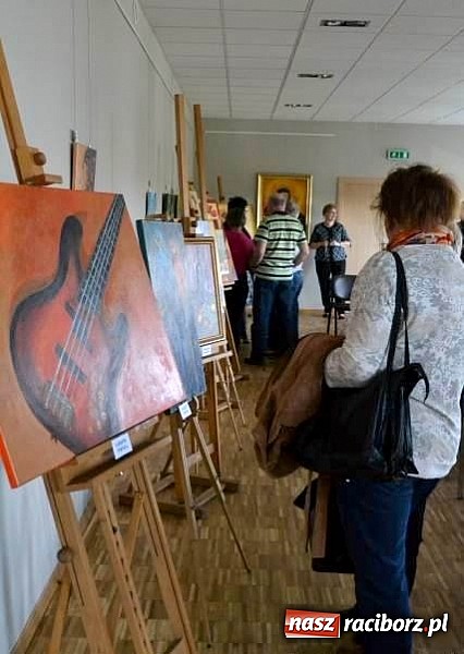 Zdjęcie w galerii na portalu naszraciborz.pl: Wernisaż w nowej sali MOKSiR w Kuźni Raciborskiej wiadomości z regionu