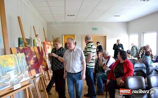 Zdjęcie w galerii na portalu naszraciborz.pl: Wernisaż w nowej sali MOKSiR w Kuźni Raciborskiej wiadomości z regionu