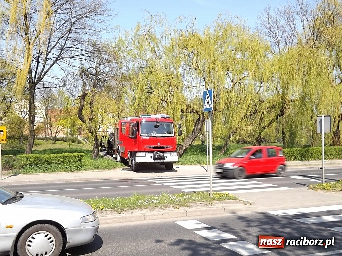 Zdjęcie w galerii na portalu naszraciborz.pl: Na Reymonta zapalił się ford! wiadomości z regionu