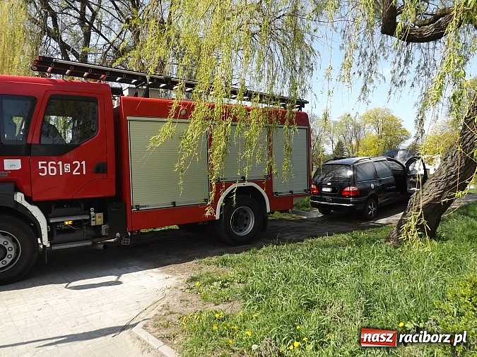 Zdjęcie w galerii na portalu naszraciborz.pl: Na Reymonta zapalił się ford! wiadomości z regionu