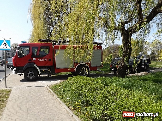 Zdjęcie w galerii na portalu naszraciborz.pl: Na Reymonta zapalił się ford! wiadomości z regionu