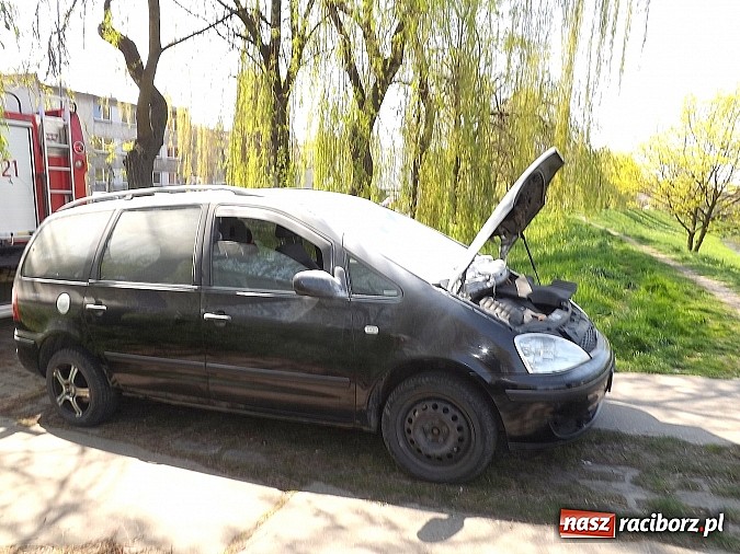 Zdjęcie w galerii na portalu naszraciborz.pl: Na Reymonta zapalił się ford! wiadomości z regionu