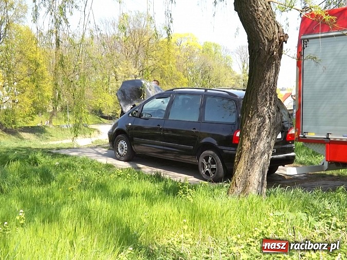 Zdjęcie w galerii na portalu naszraciborz.pl: Na Reymonta zapalił się ford! wiadomości z regionu