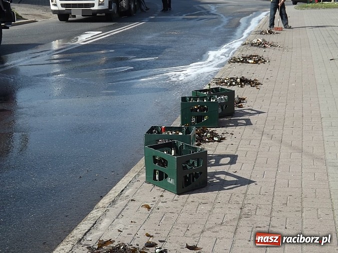 Zdjęcie w galerii na portalu naszraciborz.pl: Piwo popłynęło ulicą Kozielską! wiadomości z regionu