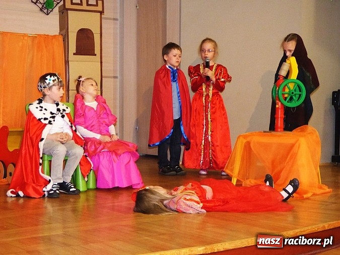 Zdjęcie w galerii na portalu naszraciborz.pl: Przedszkolaki z Nędzy ze Śpiącą królewną na przeglądzie w Tworkowie wiadomości z regionu