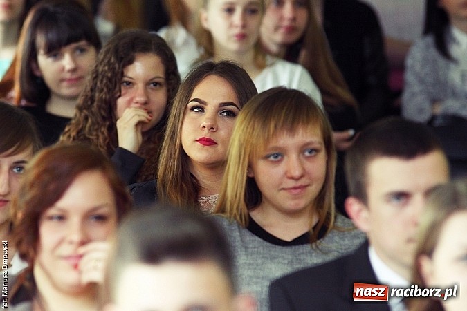 Zdjęcie w galerii na portalu naszraciborz.pl: Maturzyści z ZSZ zakończyli rok szkolny w MDK wiadomości z regionu