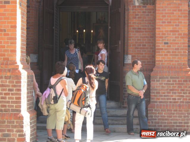 Zdjęcie w galerii na portalu naszraciborz.pl: Bracia i siostry idą do Częstochowy wiadomości z regionu