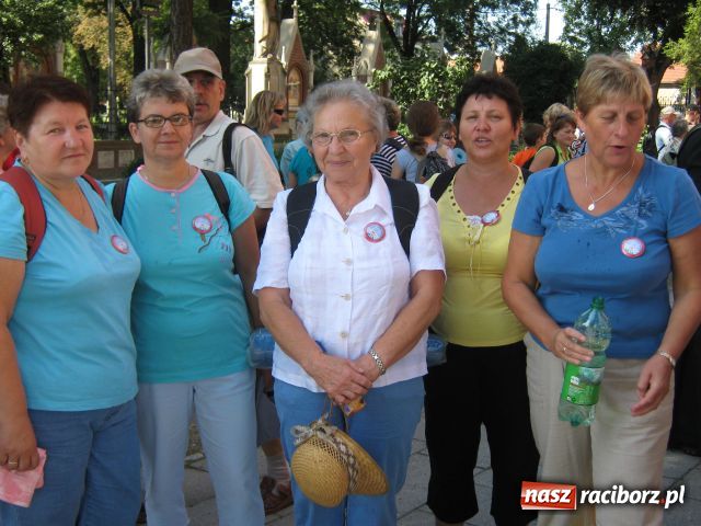 Zdjęcie w galerii na portalu naszraciborz.pl: Bracia i siostry idą do Częstochowy wiadomości z regionu