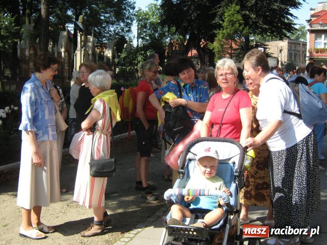 Zdjęcie w galerii na portalu naszraciborz.pl: Bracia i siostry idą do Częstochowy wiadomości z regionu