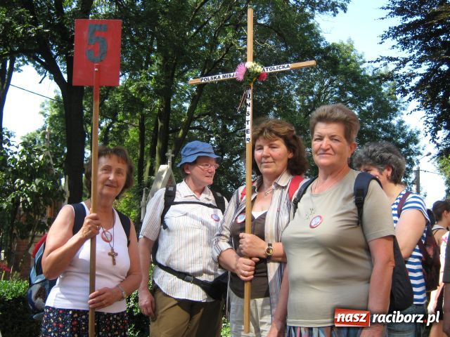 Zdjęcie w galerii na portalu naszraciborz.pl: Bracia i siostry idą do Częstochowy wiadomości z regionu