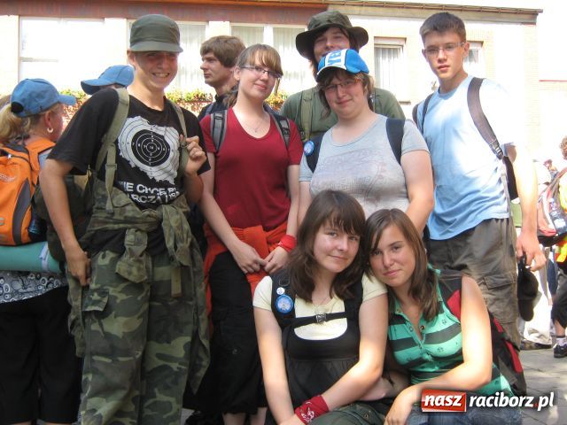 Zdjęcie w galerii na portalu naszraciborz.pl: Bracia i siostry idą do Częstochowy wiadomości z regionu