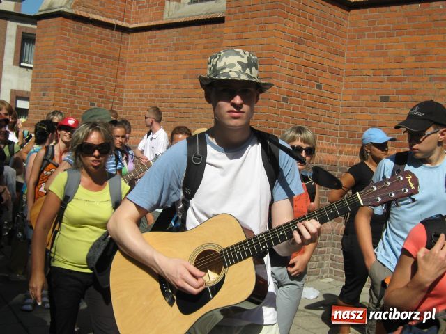 Zdjęcie w galerii na portalu naszraciborz.pl: Bracia i siostry idą do Częstochowy wiadomości z regionu