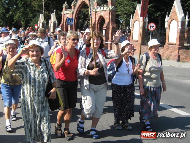 Zdjęcie w galerii na portalu naszraciborz.pl: Bracia i siostry idą do Częstochowy wiadomości z regionu