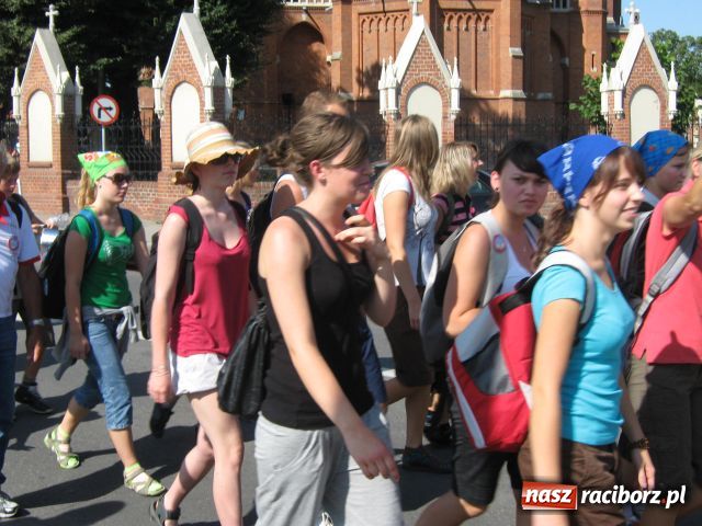 Zdjęcie w galerii na portalu naszraciborz.pl: Bracia i siostry idą do Częstochowy wiadomości z regionu