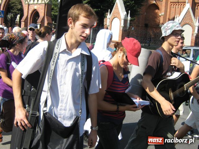 Zdjęcie w galerii na portalu naszraciborz.pl: Bracia i siostry idą do Częstochowy wiadomości z regionu
