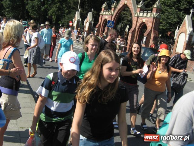 Zdjęcie w galerii na portalu naszraciborz.pl: Bracia i siostry idą do Częstochowy wiadomości z regionu