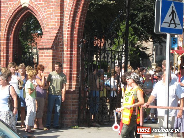 Zdjęcie w galerii na portalu naszraciborz.pl: Bracia i siostry idą do Częstochowy wiadomości z regionu