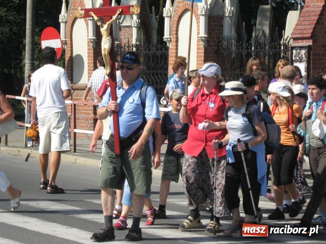 Zdjęcie w galerii na portalu naszraciborz.pl: Bracia i siostry idą do Częstochowy wiadomości z regionu