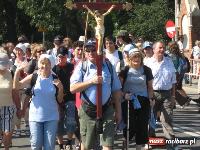 Zdjęcie w galerii na portalu naszraciborz.pl: Bracia i siostry idą do Częstochowy wiadomości z regionu