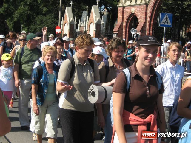 Zdjęcie w galerii na portalu naszraciborz.pl: Bracia i siostry idą do Częstochowy wiadomości z regionu