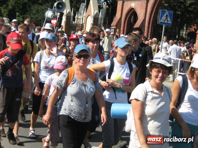 Zdjęcie w galerii na portalu naszraciborz.pl: Bracia i siostry idą do Częstochowy wiadomości z regionu