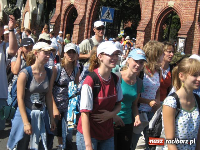 Zdjęcie w galerii na portalu naszraciborz.pl: Bracia i siostry idą do Częstochowy wiadomości z regionu