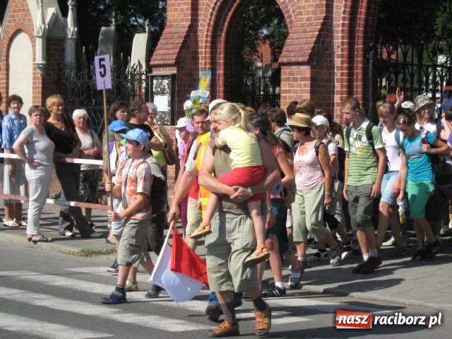 Zdjęcie w galerii na portalu naszraciborz.pl: Bracia i siostry idą do Częstochowy wiadomości z regionu