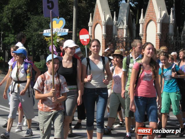 Zdjęcie w galerii na portalu naszraciborz.pl: Bracia i siostry idą do Częstochowy wiadomości z regionu