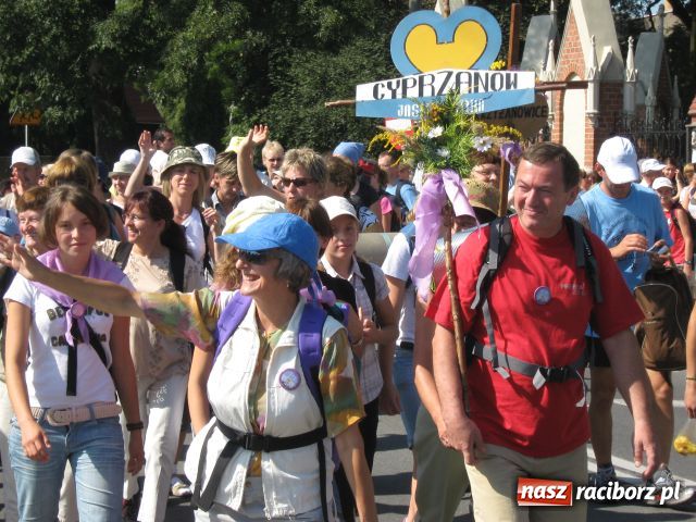 Zdjęcie w galerii na portalu naszraciborz.pl: Bracia i siostry idą do Częstochowy wiadomości z regionu