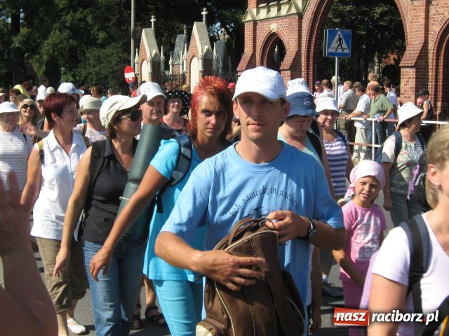 Zdjęcie w galerii na portalu naszraciborz.pl: Bracia i siostry idą do Częstochowy wiadomości z regionu