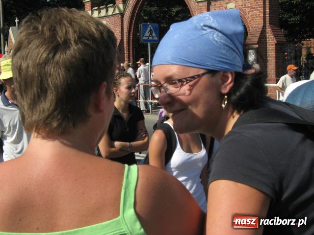 Zdjęcie w galerii na portalu naszraciborz.pl: Bracia i siostry idą do Częstochowy wiadomości z regionu