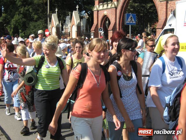 Zdjęcie w galerii na portalu naszraciborz.pl: Bracia i siostry idą do Częstochowy wiadomości z regionu