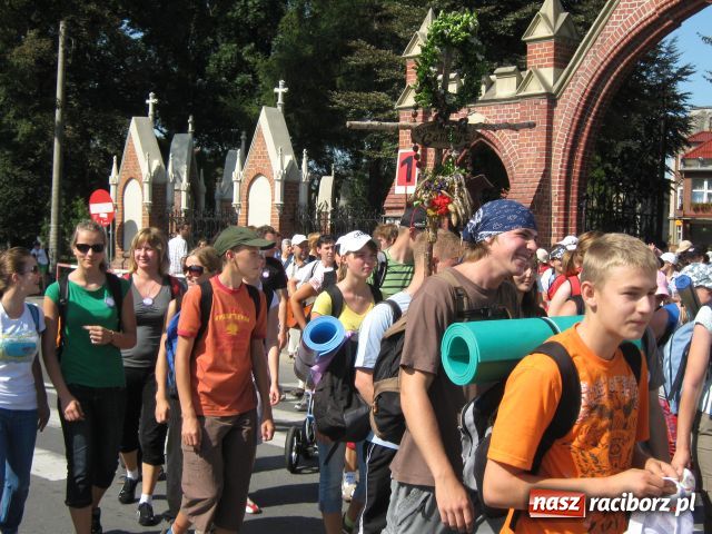 Zdjęcie w galerii na portalu naszraciborz.pl: Bracia i siostry idą do Częstochowy wiadomości z regionu
