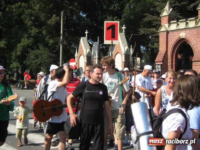 Zdjęcie w galerii na portalu naszraciborz.pl: Bracia i siostry idą do Częstochowy wiadomości z regionu
