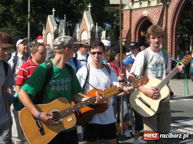 Zdjęcie w galerii na portalu naszraciborz.pl: Bracia i siostry idą do Częstochowy wiadomości z regionu