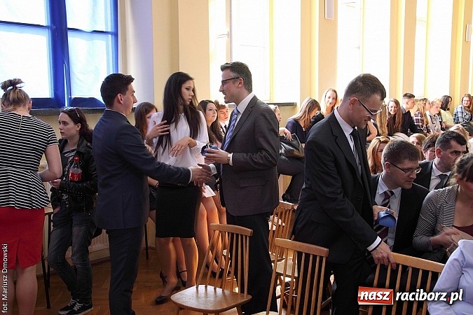 Zdjęcie w galerii na portalu naszraciborz.pl: Wszystko co dobre kiedyś się kończy. Ekonomik żegna maturzystów wiadomości z regionu